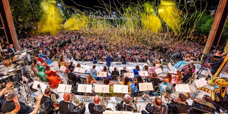 André Rieu’s: Waltz The Night Away!